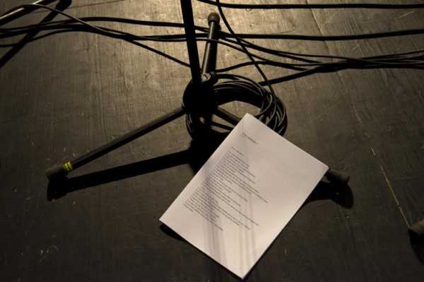 Dramaturgie radiophonique :   transposition scénique d'un objet littéraire, historique, sociologique par le prisme du son